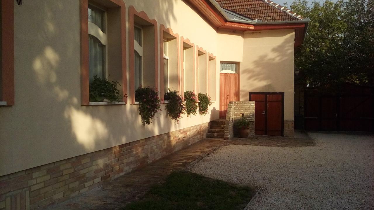Resort La Tulipe Noire Ceglédbercel Extérieur photo